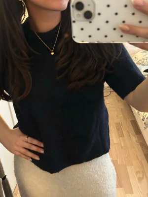 Mörkblå stickad tröja Gina Tricot - Premium quality stickad från Gina tricot 💙