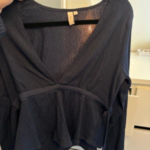 Nelly topp marinblå - Topp från Nelly med knyte, använd ett fåtal ggr och skulle säga att den passar mig som har M i de flesta tröjor väldigt bra!!