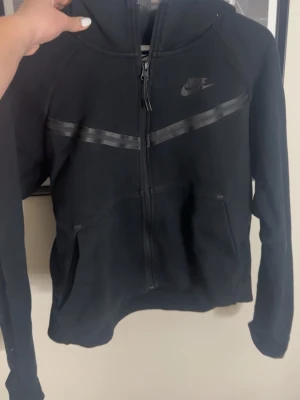 Svart Nike zip hoodie med huva - Säljer min Nike tech!!