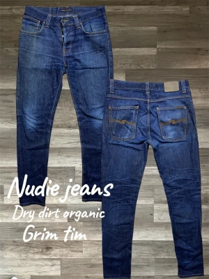 Nudie Jeans Grim Tim blå denim - Storlek: 32/32 Modell dirt dry organic EJ TVÅTTADE Snygga fades som kommer bli snyggare lm du tvättar dem. Men du borde andvända dem lite till!  Mått: Midja 40cm Längd 100cm Benöppning 15cm Lår 25 cm  Skriv om du har frågor! Fraktas samma eller nästa dag 📦🚛