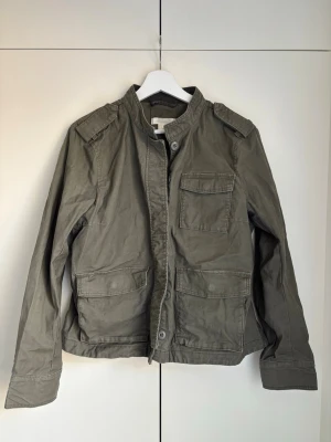 Militärgrön jacka från H&M - Knappar framtill samt fickor. Superfin och perfekt till våren. Från H&M i storlek 42 (något liten i storleken) mer som M/L.