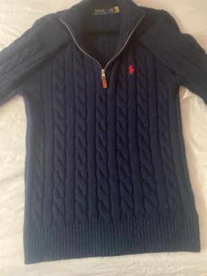 Mörkblå kabelstickad tröja Polo Ralph Lauren - Prisen kan diskuteras men den är i väldigt bra skick