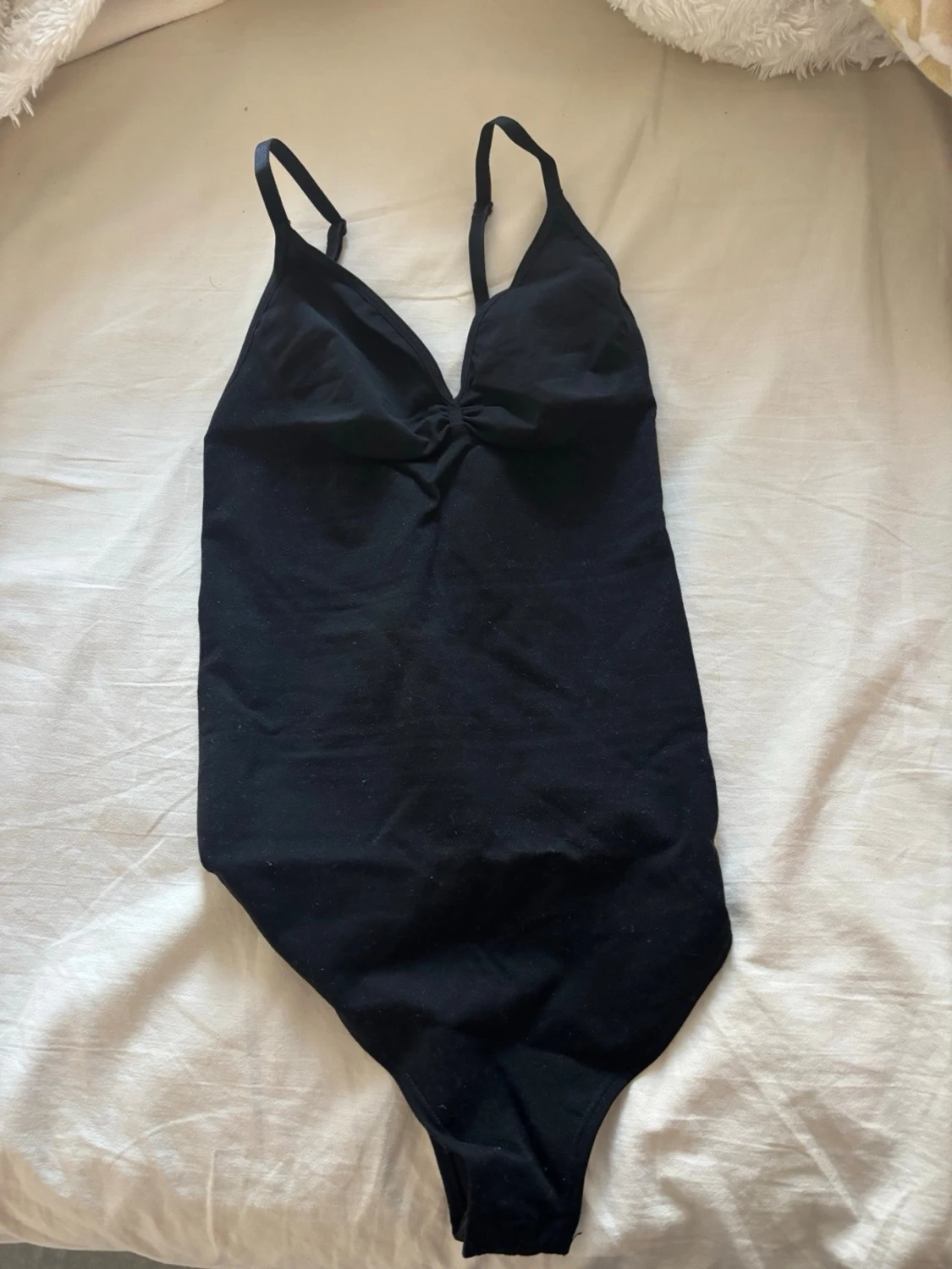 Svart body med smala axelband