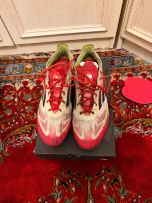 Adidas f50 elite 39,5 - Hej säljer dessa adidas f50 elite i storlek 39,5 de har tyvärr blivit små för mig. De är på bra skick 