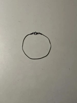 Armband i rostfritt stål 18cm - Snyggt och minimalistiskt armband i silverfärg med enkel kedja och klassiskt lås. Perfekt för dig som gillar stilrena accessoarer och vill ha något diskret men ändå elegant runt handleden.