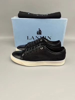 Lanvin Dbb1 Patent Cap Toe Svart Mocka - • The shoes have been gently used and are in very good condition  • Size: EU42 / UK8 (fits like a 43)  • Color: Black  • Retail price: 5000 SEK / 450€  • Box & dustbag included
