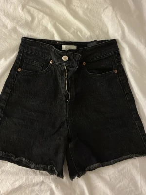 Högmidjade shorts - Shorts i bra skick men används inte då de är små. 