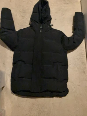  Canada Goose McMillan - Säljer min canadagoose har inget behov för den här använt den i 2 månader men den ser ut som ny inga skador de storlek M men passar S skriv för mer information .