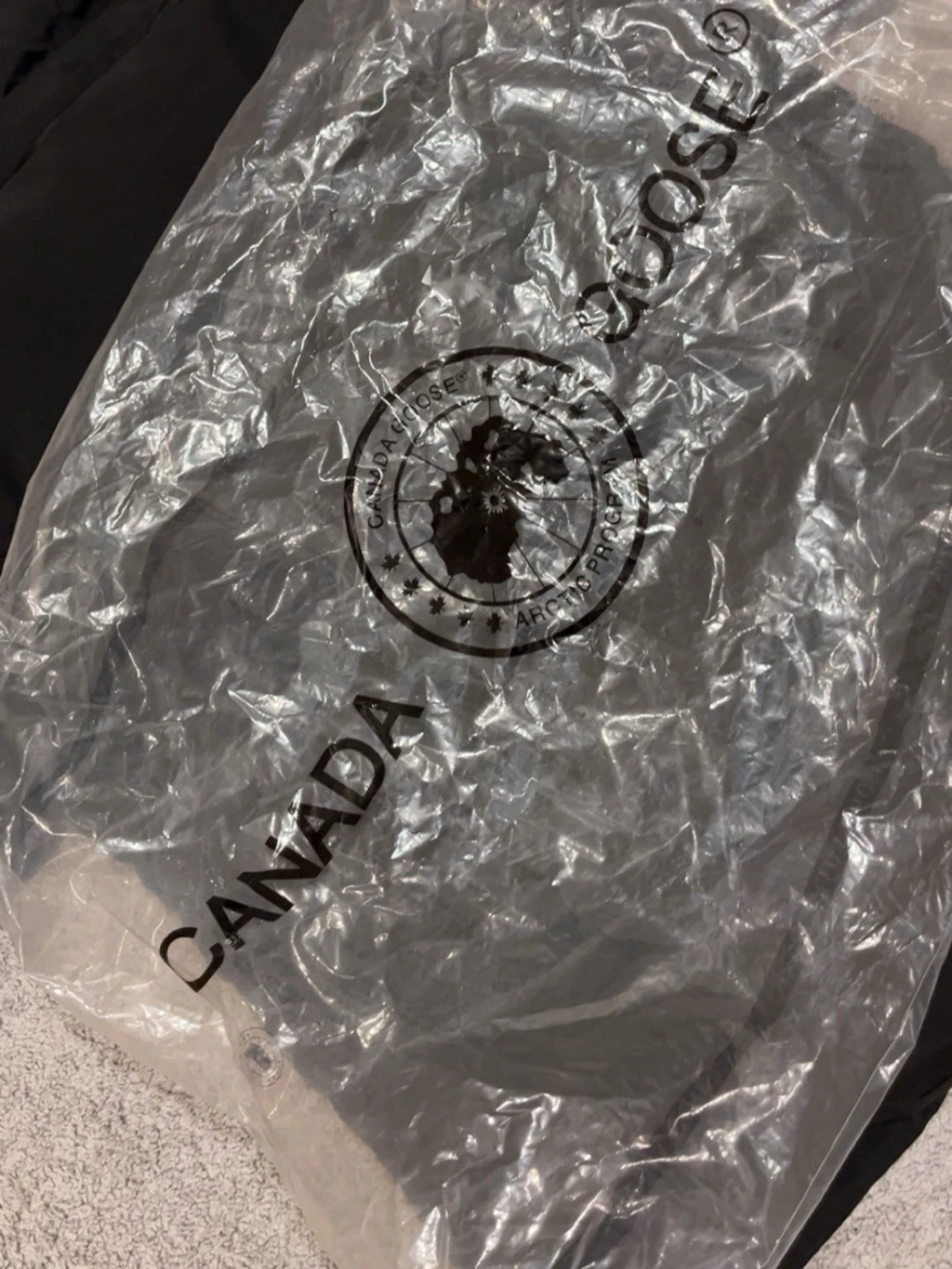 Svart dunjacka med pälskantad huva - 3
