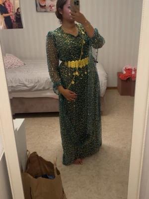 Kurdisk festklänning - Aldrig använd storlek M/L går att justera underdelen med snöre. 2 delar 