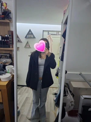 Svart kappa - Säljer en fin svart kappa i ett skönt material. Perfekt nu till våren.