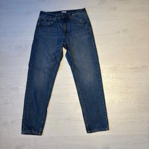 Blå raka jeans - Klassiska blå jeans från Cubus med rak passform. Jeansen är perfekta för en avslappnad och trendig look.