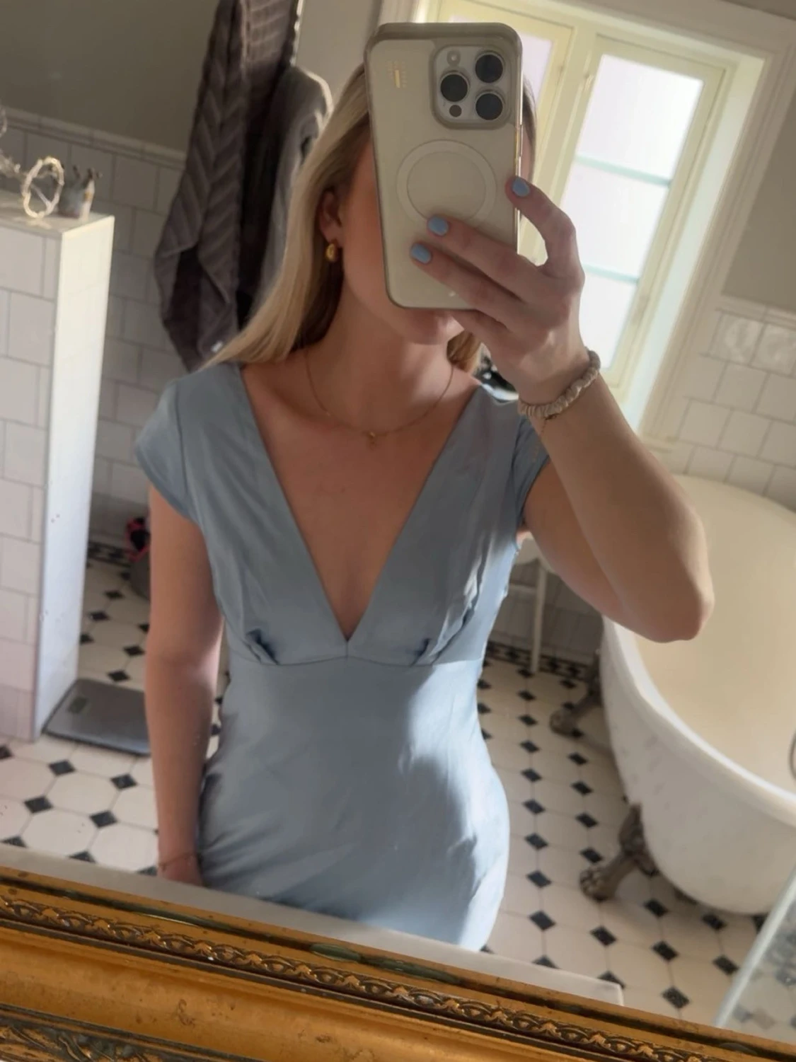 Ljusblå långklänning i satin med öppen rygg - 2