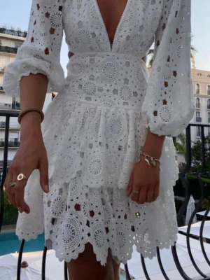 Maje klänning   - Jättefin klänning från Maje! Perfekt till studenten. Använd endast en gång på studenten och i perfekt skick! Precis som ny. Köpte i butik för 5200kr och kvitto finns. Den säljs inte längre. Bild 2 och 4 är mina. 