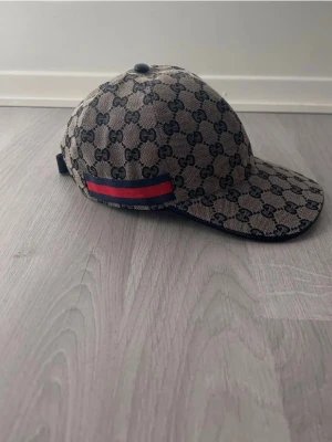 Keps med GG mönster  - Keps med GG mönster pris går att diskuteras 