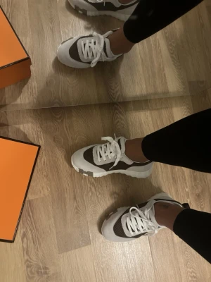 H sneakers  - Hej! Säljer snygga sneakers! Skriv ifall ni fler frågor eller vill ha fler bilder 
