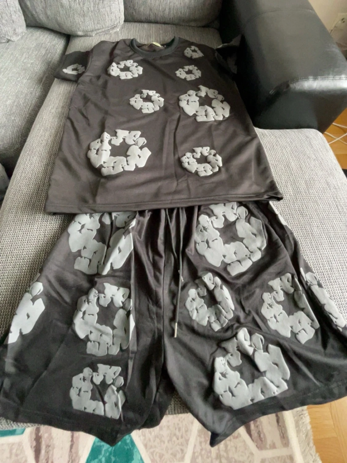 Svart set med grått mönster - 1