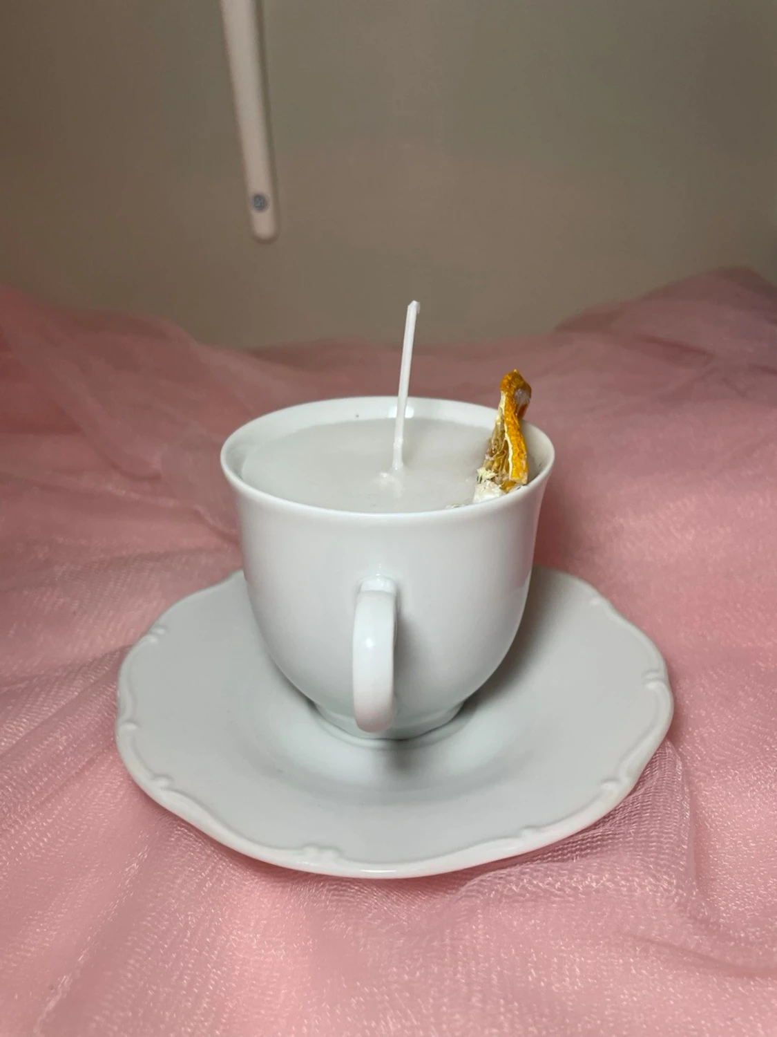 Doftljus med vaniljdoft i en vit tekopp  - 3