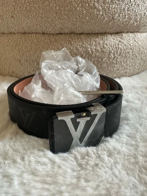 L.V bälte flower buckle  - Skickar inom 24 timmar kommer med en hålslagare.