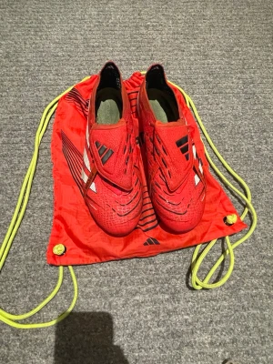 Adidas Predator elite ag - Säljer ett par adidas predator elite ag (konstgräs skor)                                                          Skick: använda runt 15 gånger.                                  Nypris: 2500 kr.                                                             Storlek:42,5