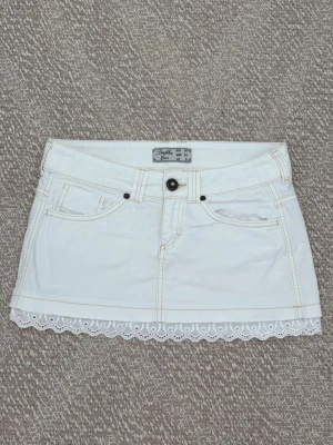 Vit kortkjol med spetskant - Söt vit kortkjol från bershka med en söt spetskant nertill. Kjolen är 41 cm i midjan rakt över och 27cm lång. Såå fin🥰