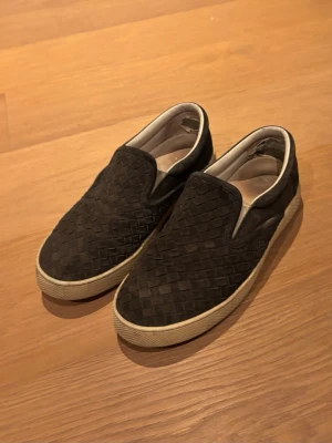 Bottega veneta slip-ons - Perfekta skor till sommaren som har mycket kvar att ge! Skorna är i använt skick, hör av er vid frågor och funderingar!