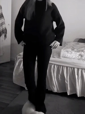 Svarta bootcut jeans  - säljer ett par svarta bootcut jeans från gina tricot storlek XS tall. Dessa finns inte på hemsida längre. de är ett litet märke på ena knäet men inget som syns tydligt när man har jeansen på💕 