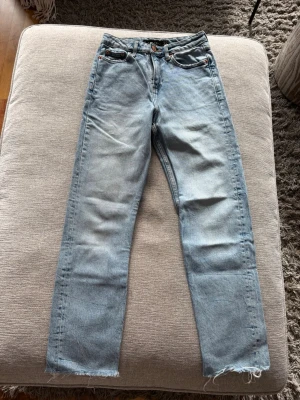 Ljusblå raka jeans med rå kant - Säljer ett par ljusblå jeans!