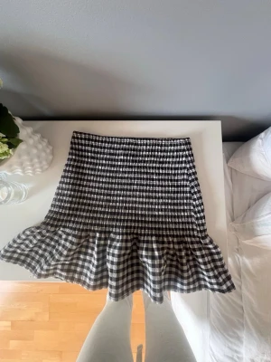 Svartvit kjol från H&M  - En kort kjol från H&M Divided i svartvitt rutigt mönster. 💖