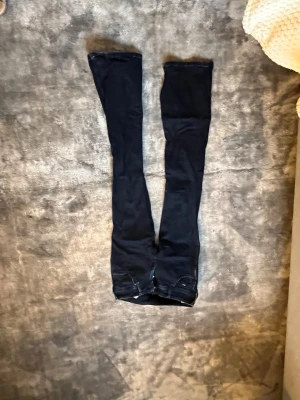 Bootcut jeans - Säljer ett par mörkblåa bootcut jeans från pepe jeans Jeansen har låg midja, klassiska bakfickor och är tillverkade i stretchigt denimtyg passar mig i längden som är 167 