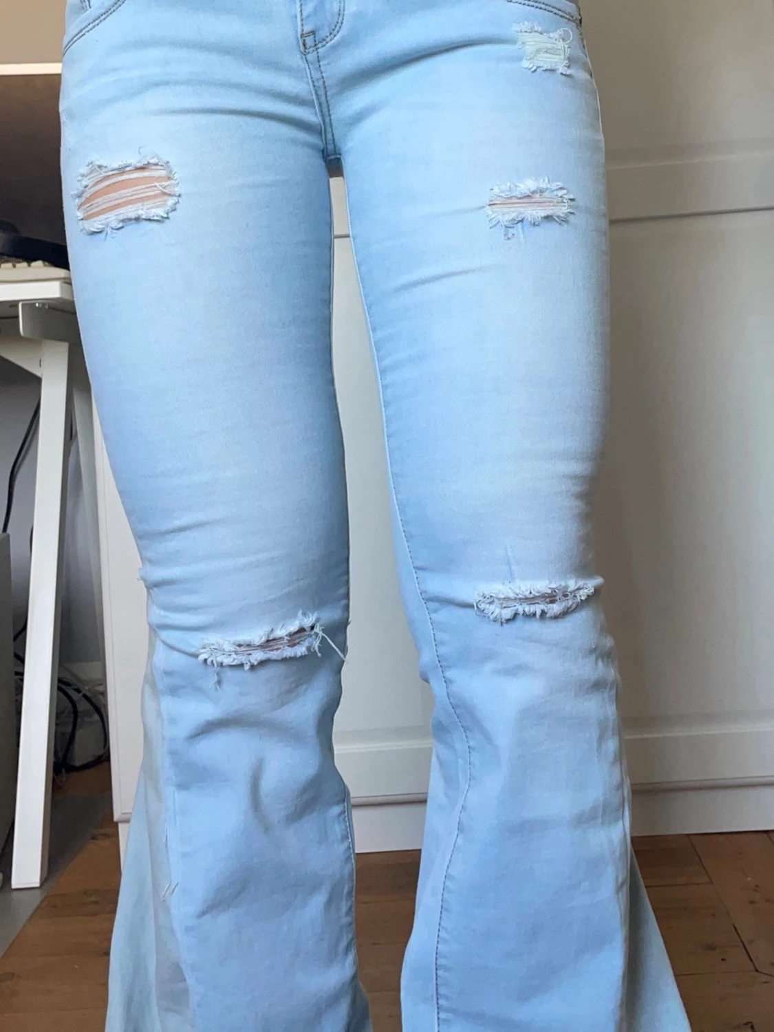 Ljusblå bootcut jeans med slitningar  - 1
