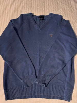 Gant tröja - Tja! Säljer en skön blå gant i storlek (m) men passar bättre till (S)tröja som passar perfekt med en skjorta under. Kom gärna med bud om priset inte passar dig.  