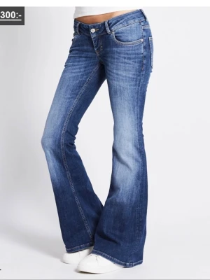 Lågmidjade jeans - xs short - Säljer då dem inte passar mig, har gjort som på sista bilden men hålen gör ingen skillnad när man har dem på sig. Har använt 3-4 gånger!!