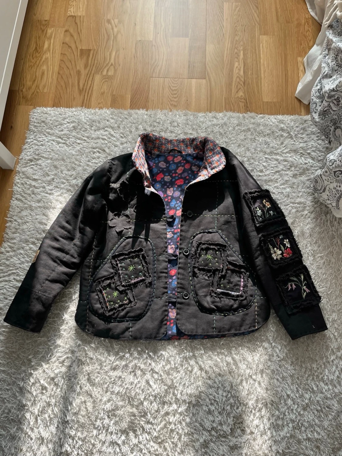 Svart jacka med blommor - 1