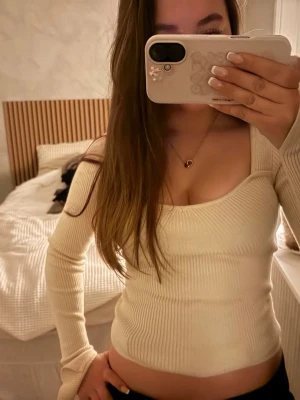  ribbad långärmad topp - Ljusbeige ribbad långärmad topp från Gina tricot! Använt den ett fåtal gånger. Den har slits i ärmarna och har en tajt look. 