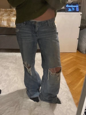 Virala lågmidjade jeans - Superfina baggy jeans, från Gina tricot 14+. Har lite större hål än de första två bilderna, visas sedan. Storlek M
