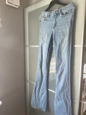 Only jeans bootcut - Blå jeans från only,stretchiga i materialet. Storlek 36