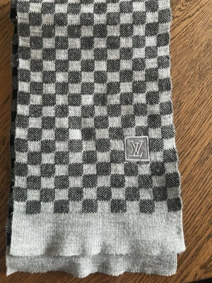 Fin halsduk - Tjenare folket, vi har även fått in en sån tvä snygg halsduk i färgen grå 💪🔥🔥 den är one size och kommer i kvadrat mönster, den är även två sidig, alltså en mörkare sida också. Skulle säga en av de finnaste som finns att köpa. OBS !!! Mer saker snart inne 🔥🔥🔥😎😎