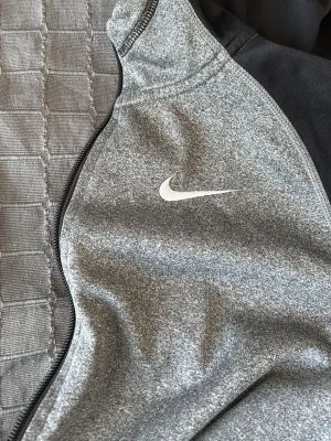  Nike träningsjacka - Nike träningsjacka, mycket bra skick. Vid frågor skriv till mig 💌 Pris kan diskuteras