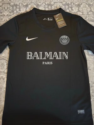 Svart PSG x Balmain tröja Nike - Helt ny PSG x Balmain tröja – aldrig använd, med tag kvar 💯 Stilren svart design med clean detaljer, riktig premium känsla 🔥  Finns i storlekar: S (1st) M (2st)  Passform: Normal Skick: 10/10