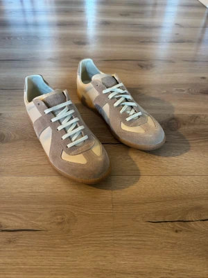 Maison Margiela Gats | Beige | 43 | 9.9/10  - Använda en gång plus prövade men annars helt nytt skick i storlek 43. Box och kvitto tillkommer. Skriv om ni har frågor eller funderingar. Skorna passar till det mesta och är fett snygga nu till våren/sommaren. 