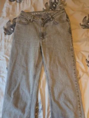 Low waist gråa jeans  - Trendiga jeans i perfekt skick! Helt som nya! Säljer då de inte passar längre! Från Bik Bok