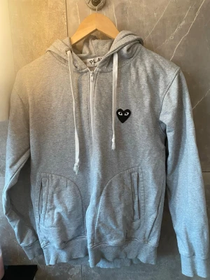 CDG Hoodie - Tja säljer nu denna Hoodie för den har blivit för liten för mig, tröjan är i bra skick. Tveka inte att ställa frågor!