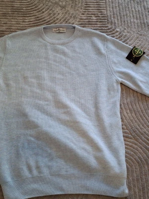 Stone Island tröja - Stickad ljusblå Stone island tröja i storleken S. Den är I mycket fint skick. Meddela gärna om du är intresserad