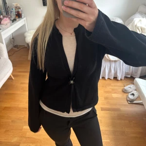 Svart kofta från Gina - Så snygg svart kofta med knäppning längst upp. Går att både klä upp och klä ner! Bra skick 🩷