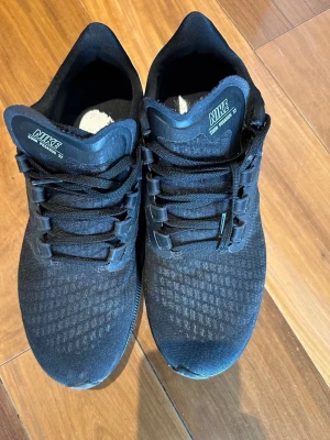 Nike Zoom Pegasus 37 stl 40,5 - Säljer ett par Nike Zoom Pegasus 37 löparskor. Finr begagnat skick. Det enda anmärkningsbara är att höger sko är lite slitet inuti vid tån (inget som syns utåt) märkte detta när jag synade skorna. Perfekt för löpning eller vardagsbruk.  Något små i storleken, jag har normalt stl 40,5 