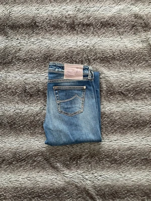 Jacob cohën jeans - Hej! Säljer nu dessa väldigt snygga och eftertraktade Jacob Cohen jeans! Jeansen är i modell 711 som motsvarar slim fit passformen. Jeansen passar perfekt nu till vinter och vår. Storlek 30 Nypris: 6000 kr Säljs för: 799 kr 