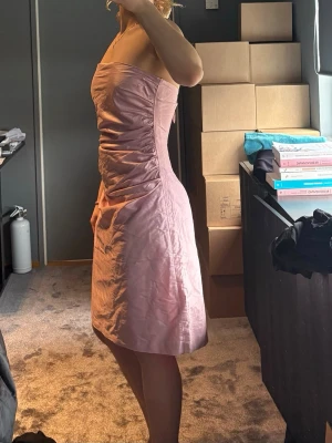Klänning Stiglund Malmö toppskick - Fin klänning utan axelband💕 Jättefin glans i tyget och perfekt till fest, student eller bal! Vet inte storleken men skulle säga S. Skriv för mått eller detaljer😊 Aldrig använd och med lappen kvar!  Kommer från rökfritt och djurfritt hem 🏠