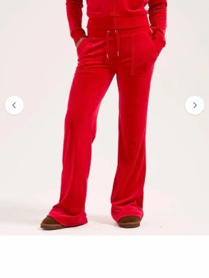 Röda velourbyxor med fickor - Säljer ett par snygga röda mjukisbyxor. Perfekta för en chill och trendig look.