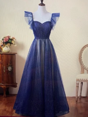 Marinblå glittrig långklänning - Säljer min drömmiga balklänning 💙 Drömlik, mörkblå och glittrig med ett beigt undertyg. Mycket bra skick, gjord i England från en etsy butik. Passar flera storlekar (XS-M) då den har snörning där bak. Pris kan diskuteras vid snabb affär ❤️